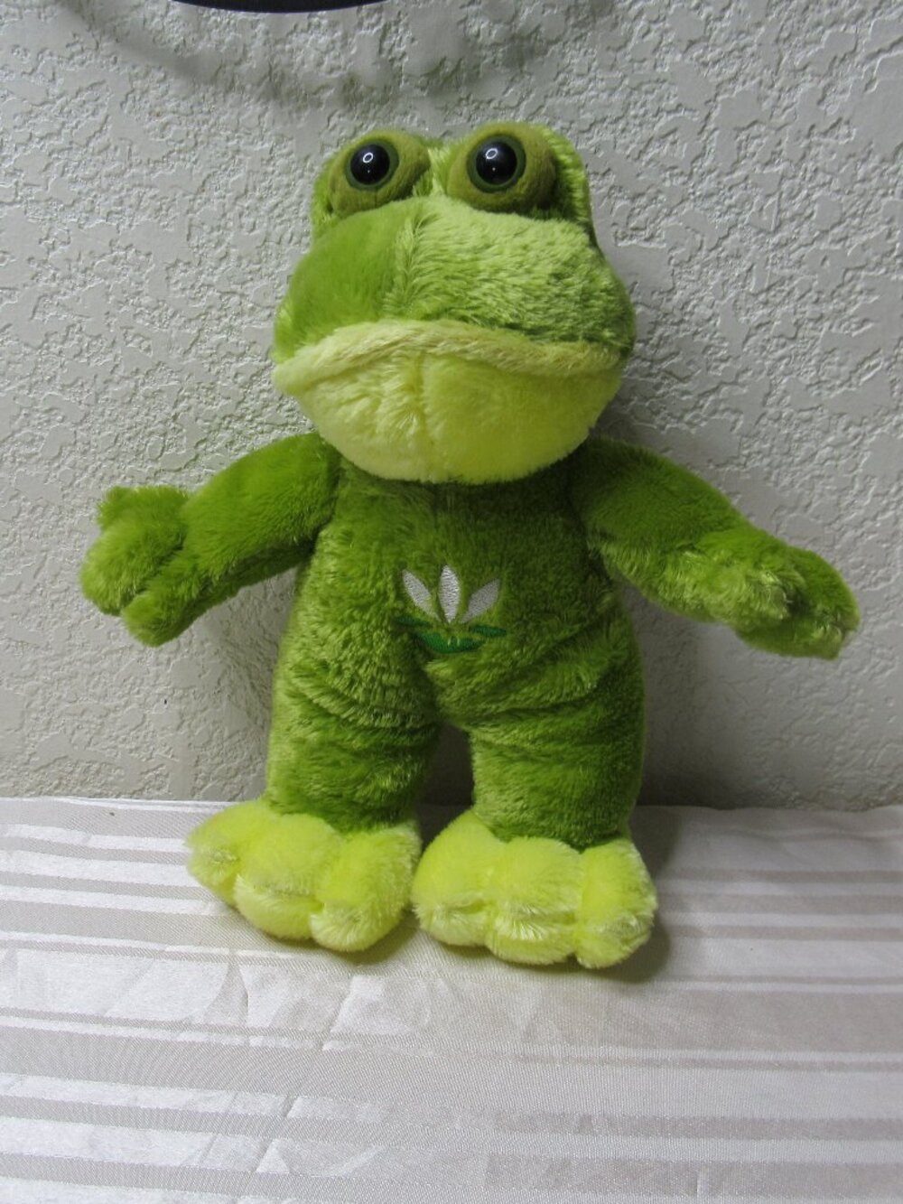 Vintage Dan Dee Plush Toy Frog Green Clover Flower Emblem Stuffed Animal Lovey G